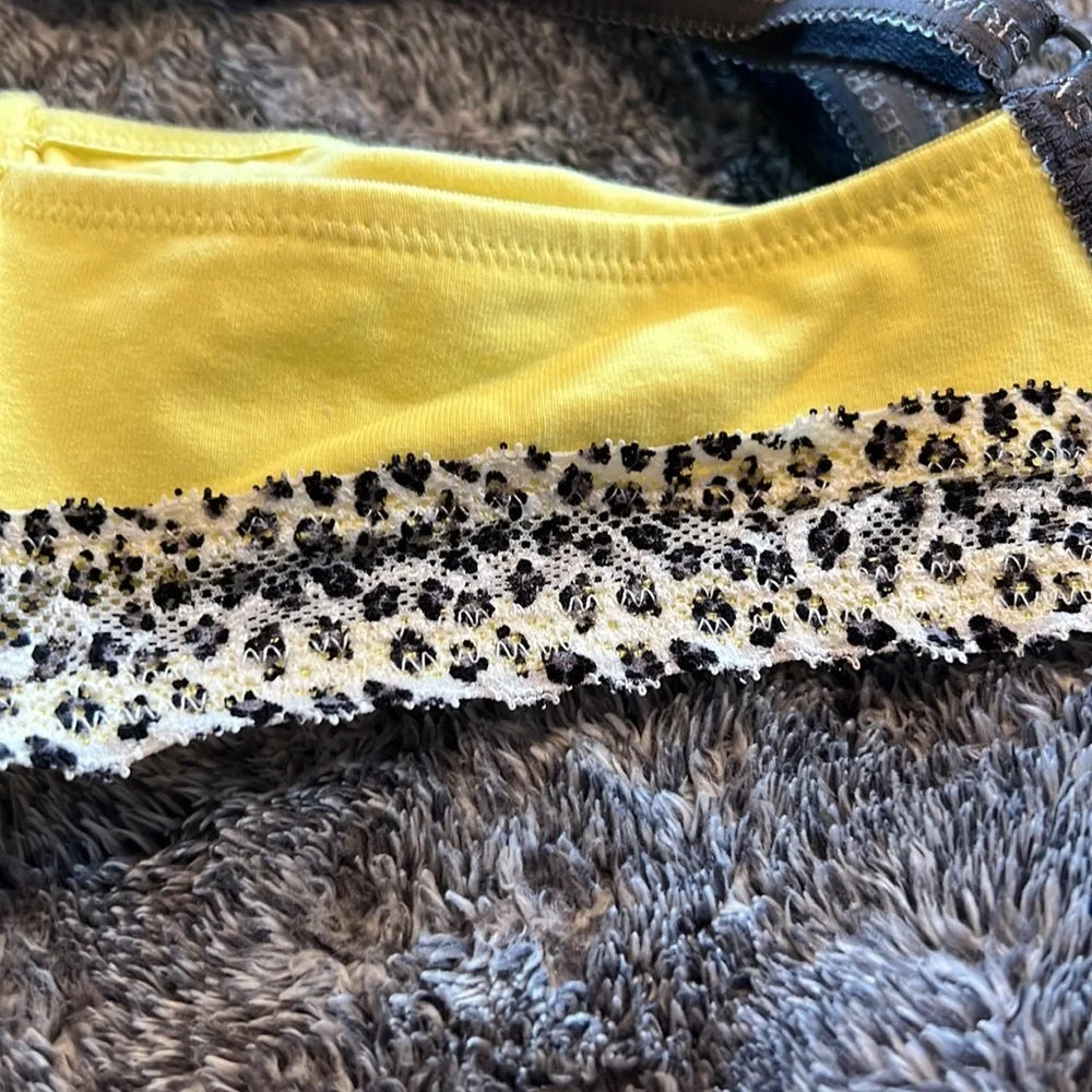 Victoria’s Secret yellow wire bra - Picture 2 of 4